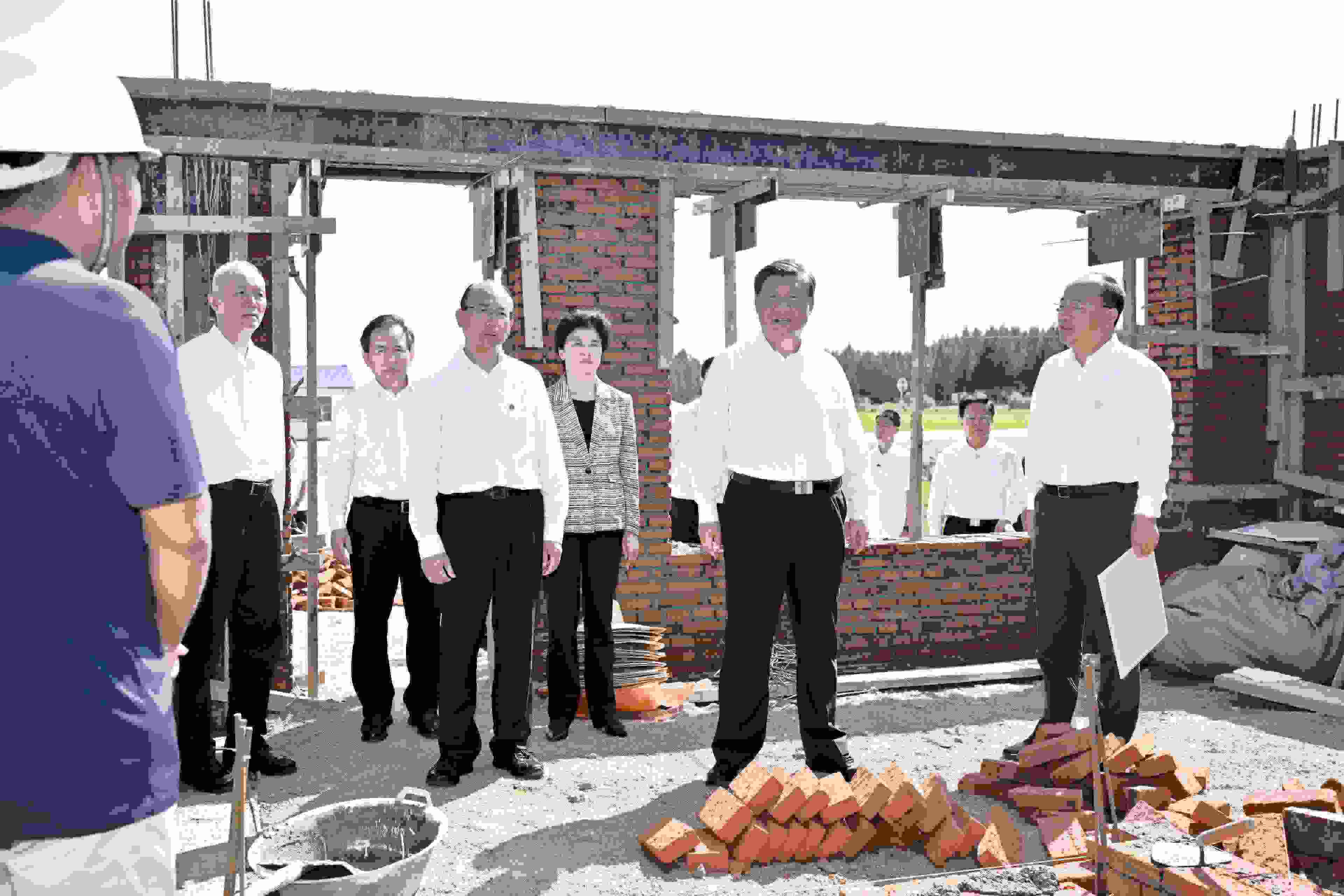 2023年9月7日，習(xí)近平總書記在遭受洪澇災(zāi)害的黑龍江省哈爾濱尚志市老街基鄉(xiāng)龍王廟村，察看水毀房屋重建情況。