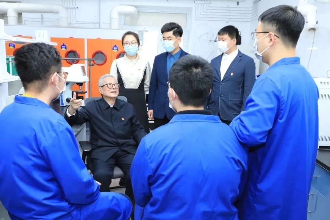 秦裕琨院士在實(shí)驗(yàn)室與青年師生交流。哈爾濱工業(yè)大學(xué)供圖