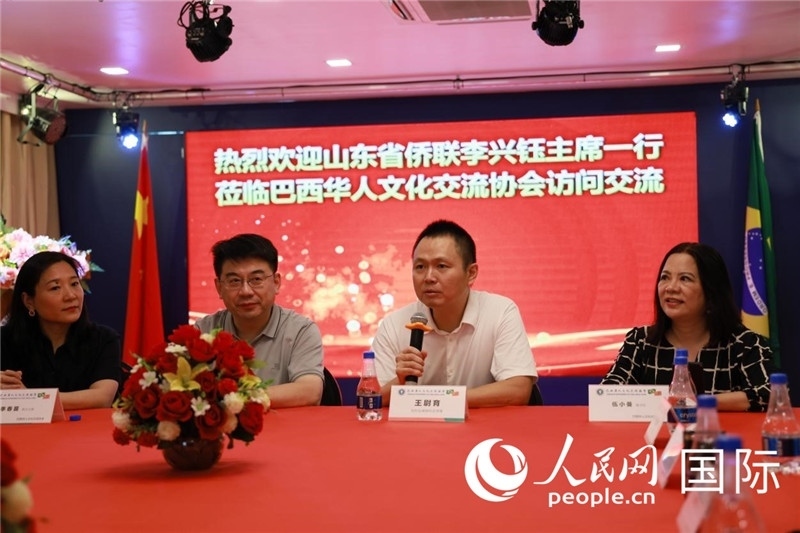 中國(guó)駐里約熱內(nèi)盧副總領(lǐng)事王尉育（右二）發(fā)表致辭。人民網(wǎng)記者宋亦然攝