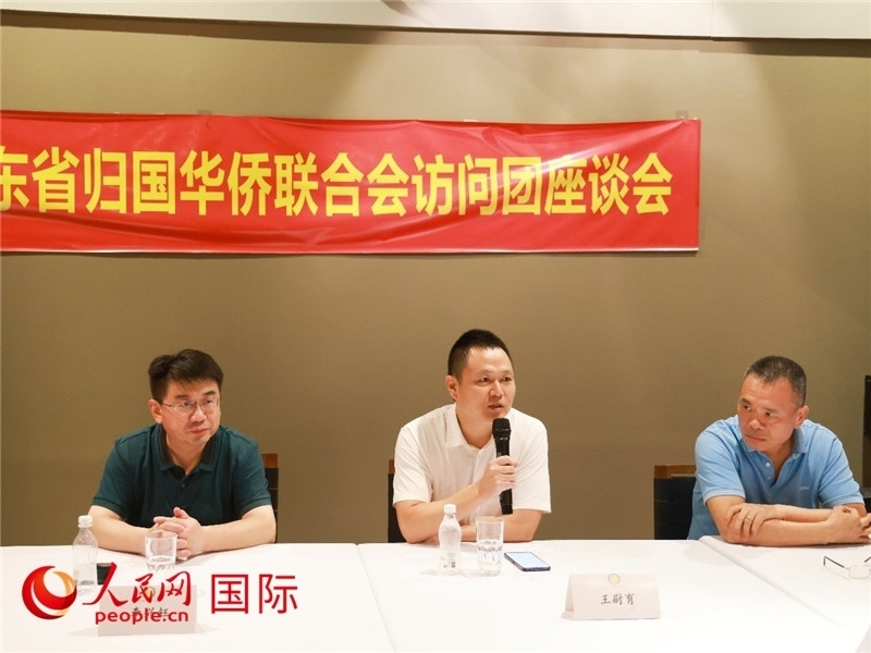 中國(guó)駐里約總領(lǐng)館副總領(lǐng)事王尉育（中）在座談會(huì)上致辭。人民網(wǎng)記者 陳海琪攝