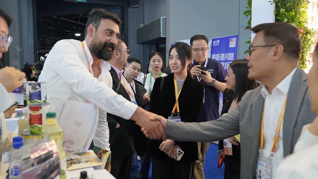 第六屆進(jìn)博會上，國內(nèi)一家超市行業(yè)的客商與來自美國佐治亞州的企業(yè)展商達(dá)成初步合作意向。