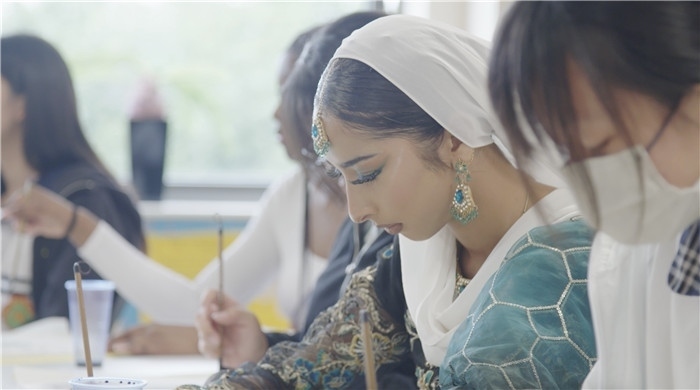 學(xué)生學(xué)習(xí)中國書法。帕特里克·謝德-西蒙茲攝