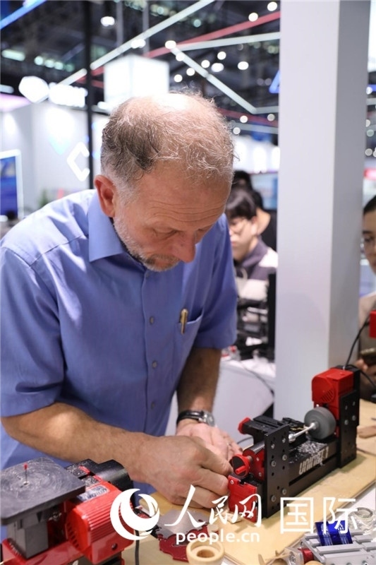 第25屆中國國際高新技術(shù)成果交易會15日在深圳開幕，圖為展商現(xiàn)場演示精密加工工具。人民網(wǎng)記者 魯揚攝