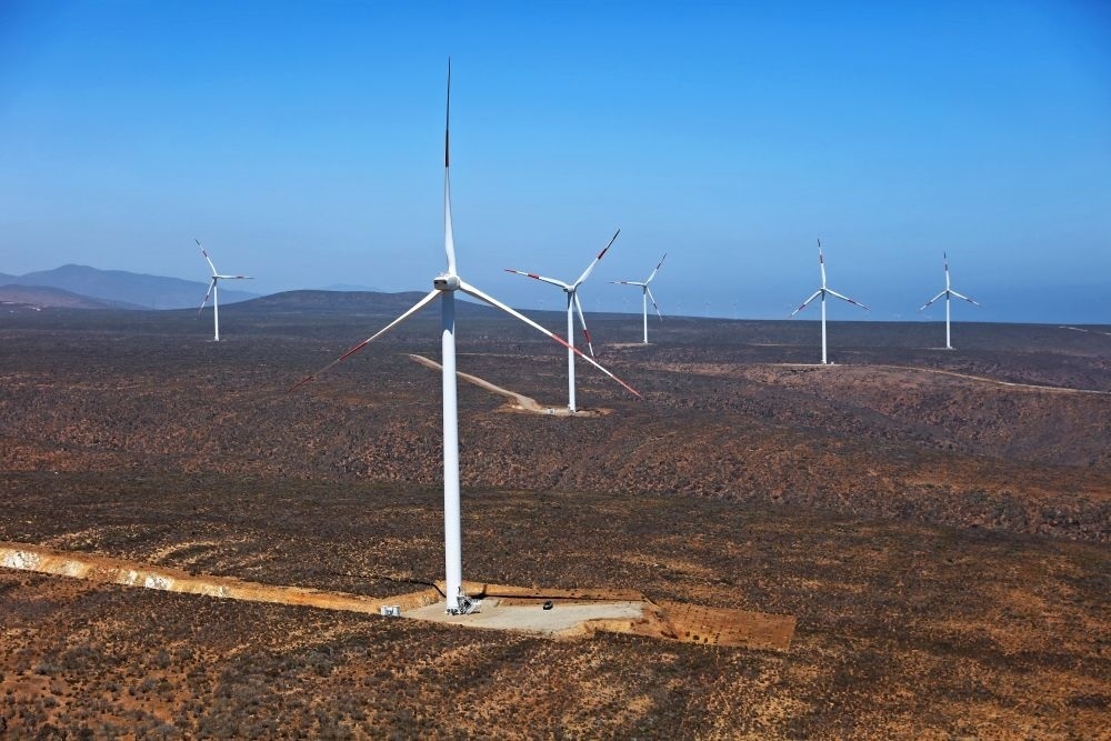 這是2023年2月14日拍攝的位于智利中部沿海的蓬塔謝拉風(fēng)電場。蓬塔謝拉風(fēng)電場是中國在智利投資建設(shè)的首個風(fēng)電場，2018年正式投產(chǎn)發(fā)電，可滿足13萬戶家庭的用電需求，同時每年還能減少15.7萬噸碳排放。