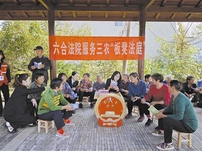  圖③：干警向附近農(nóng)戶解讀相關(guān)法律法規(guī)。