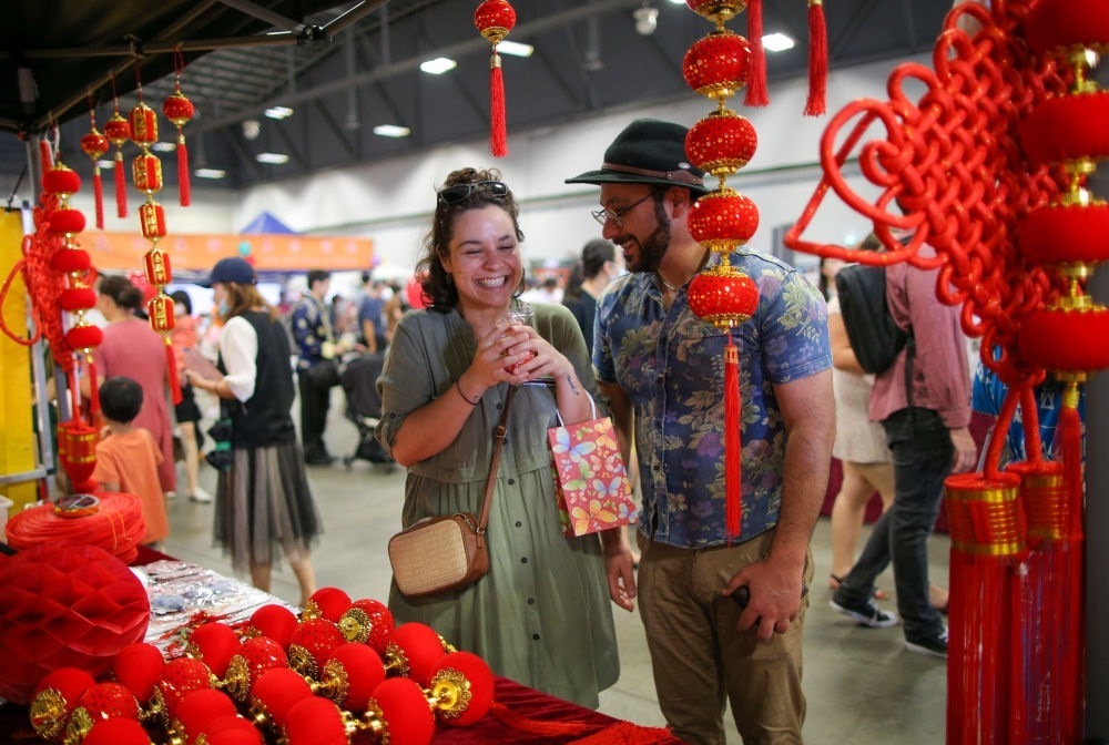 2023年1月21日，在新西蘭奧克蘭舉行的迎接中國農(nóng)歷春節(jié)活動上，人們購買新春裝飾品。這個活動吸引當(dāng)?shù)厣先f名各族裔民眾聚集一起，共迎中國春節(jié)。