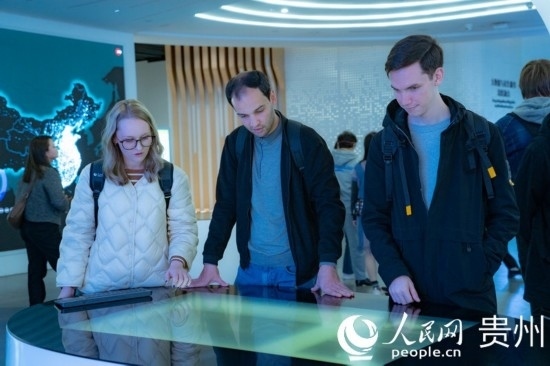 在國(guó)家大數(shù)據(jù)（貴州）綜合試驗(yàn)區(qū)交流體驗(yàn)中心，歐亞國(guó)家記者體驗(yàn)貴州大數(shù)據(jù)應(yīng)用場(chǎng)景。人民網(wǎng) 陽茜攝