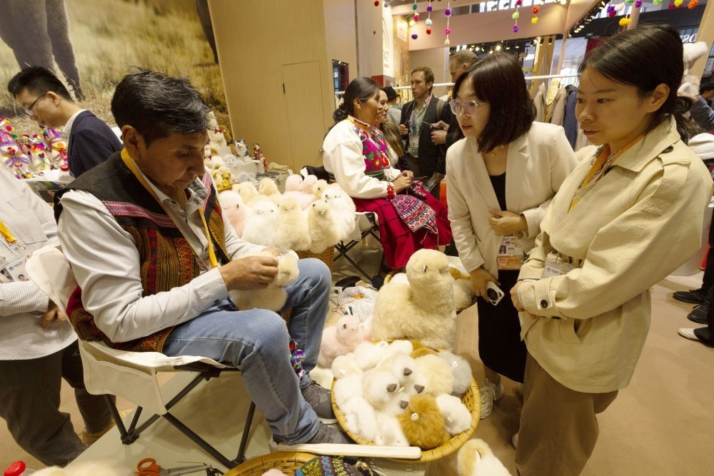 2023年11月7日，秘魯羊駝毛制品手藝人馬馬尼大叔在中國上海舉辦的第六屆進(jìn)博會上展示羊駝玩偶制作工藝。秘魯特色羊駝毛制品連續(xù)六屆在進(jìn)博會上亮相，收獲大量訂單。進(jìn)博會大舞臺讓秘魯傳統(tǒng)手藝人有了更廣闊的發(fā)展空間。