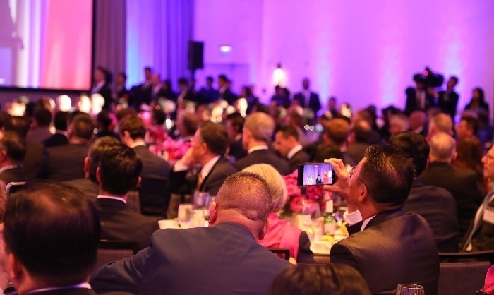 當?shù)貢r間11月15日晚，國家主席習(xí)近平在美國舊金山出席美國友好團體聯(lián)合舉行的歡迎宴會。在熱烈的掌聲中，習(xí)近平發(fā)表重要演講。圖為參加晚宴人士認真聆聽演講。人民日報記者 李志偉 攝