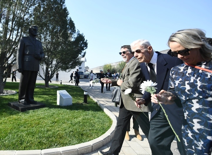 10月30日，在北京，飛虎隊老兵哈里·莫耶（中）向陳納德將軍雕像獻花。