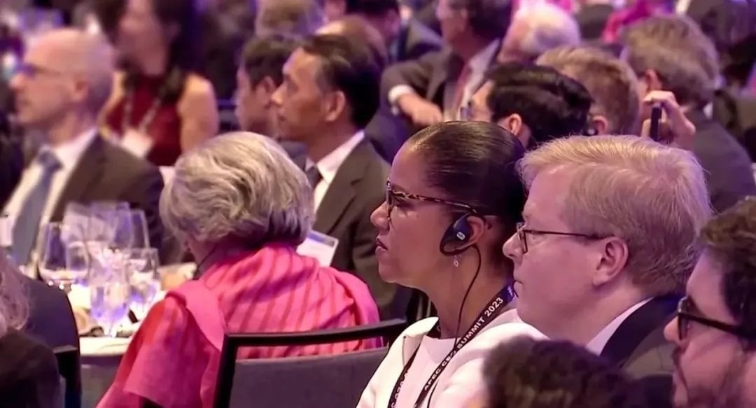 △參加宴會的人士認(rèn)真聆聽演講。