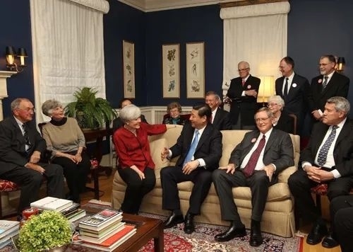 △2012年2月15日，習(xí)近平在前艾奧瓦州友好省州委員會委員蘭蒂夫人（左三）的家中回憶1985年訪問該地時的情景。