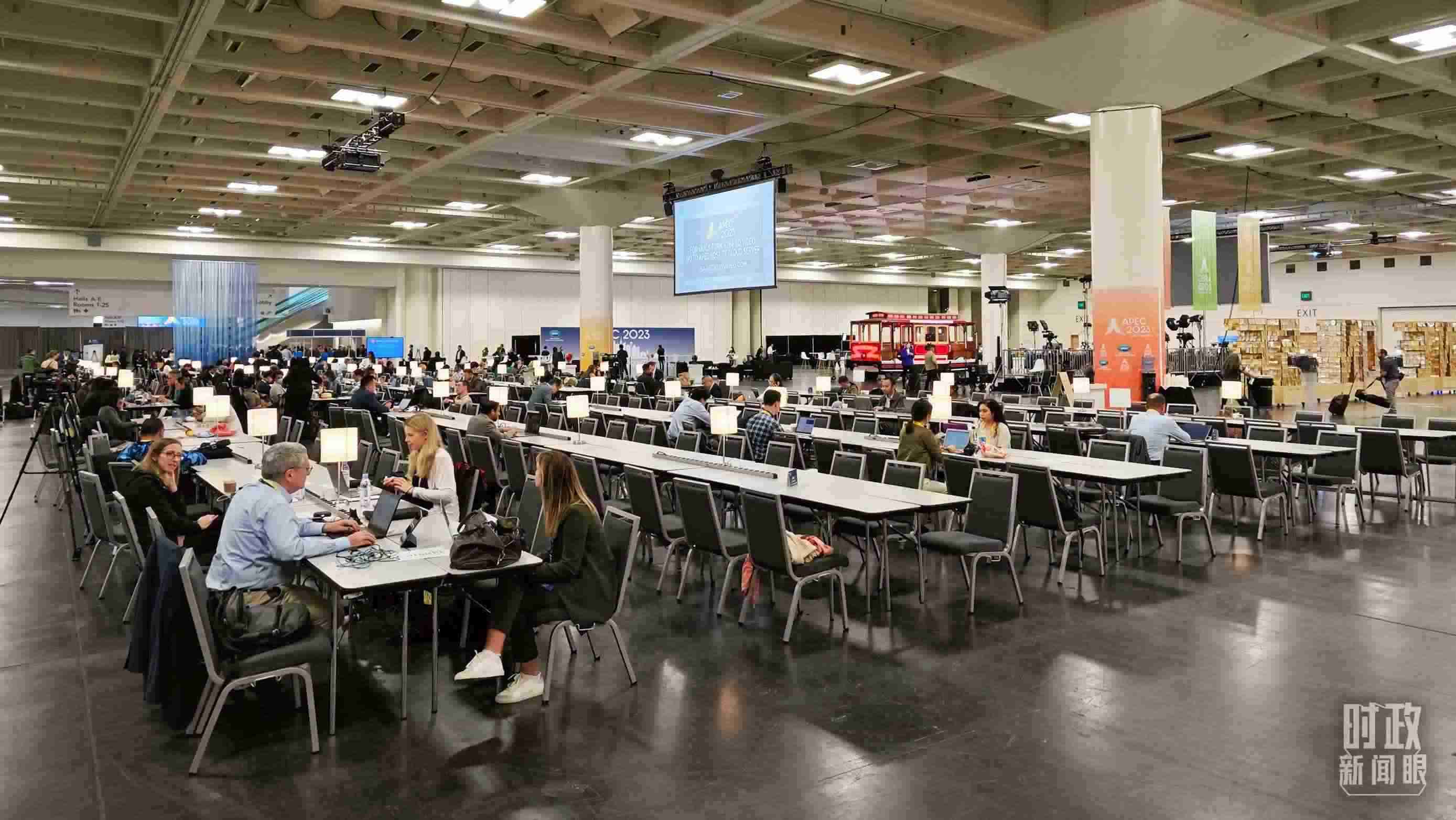 △APEC會(huì)議國(guó)際媒體中心，各國(guó)記者正在工作。（總臺(tái)央視記者王哈男拍攝）