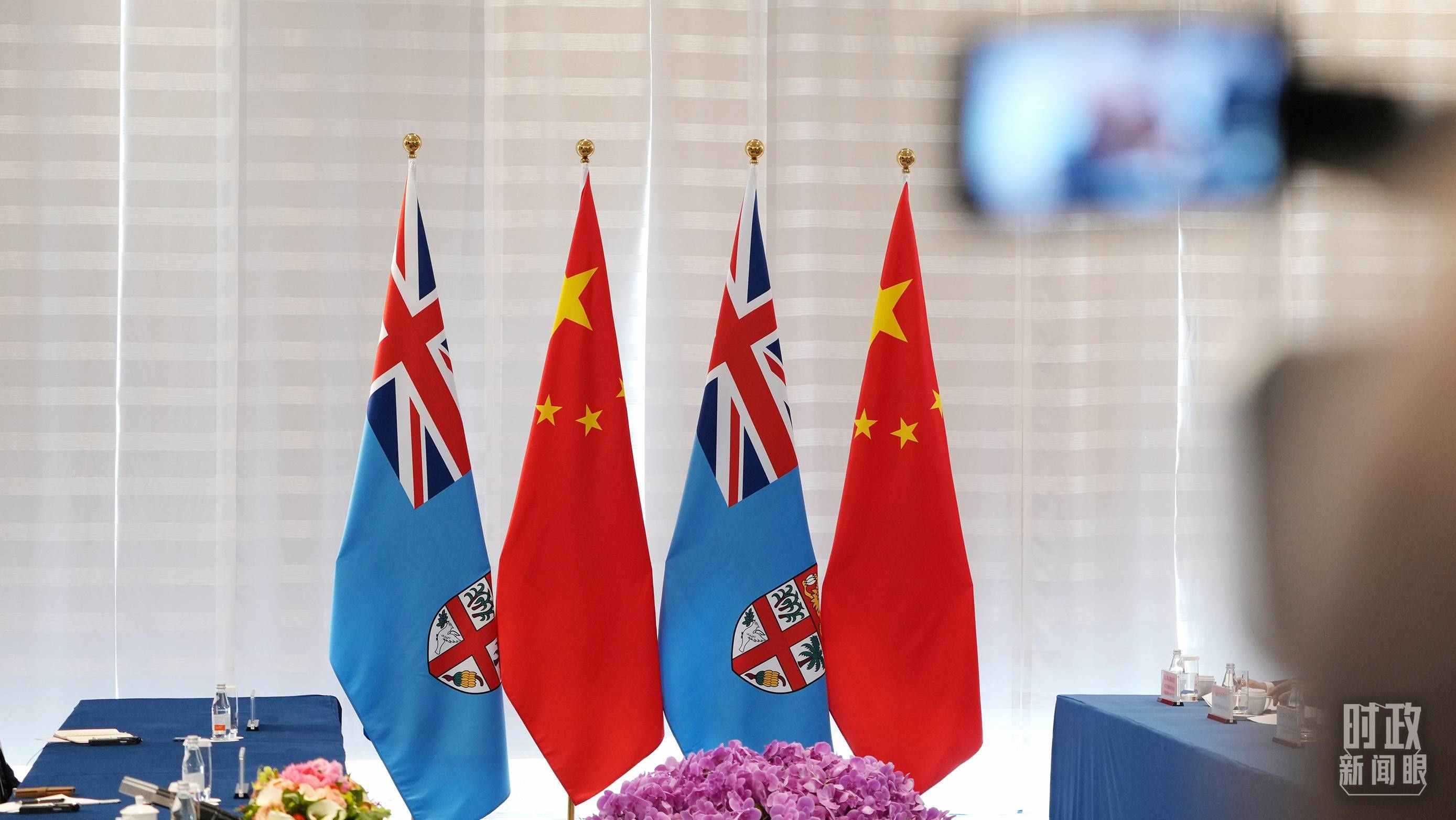 △會(huì)談現(xiàn)場(chǎng)的中斐兩國(guó)國(guó)旗。（總臺(tái)國(guó)廣記者李晉拍攝）