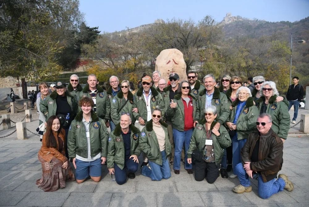 △2023年10月29日，飛虎隊(duì)老兵莫耶一行人在北京八達(dá)嶺長城合影留念。