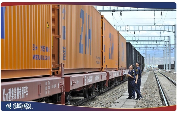 ｜｜新疆阿拉山口，中歐班列從這里經(jīng)過