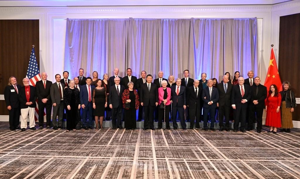 當(dāng)?shù)貢r(shí)間11月15日晚，國家主席習(xí)近平在美國舊金山出席美國友好團(tuán)體聯(lián)合舉行的歡迎宴會(huì)。這是宴會(huì)開始前，習(xí)近平會(huì)見飛虎隊(duì)和史迪威將軍后人、鼓嶺、艾奧瓦州、華盛頓州等方面友好人士代表，同他們親切交談并合影留念。