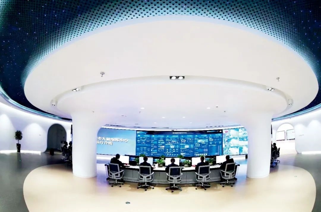 2021年2月2日，江西省撫州市東鄉(xiāng)區(qū)城市大腦指揮中心，工作人員通過城市大腦指揮平臺實時監(jiān)控、抓取、分析相關(guān)案件。