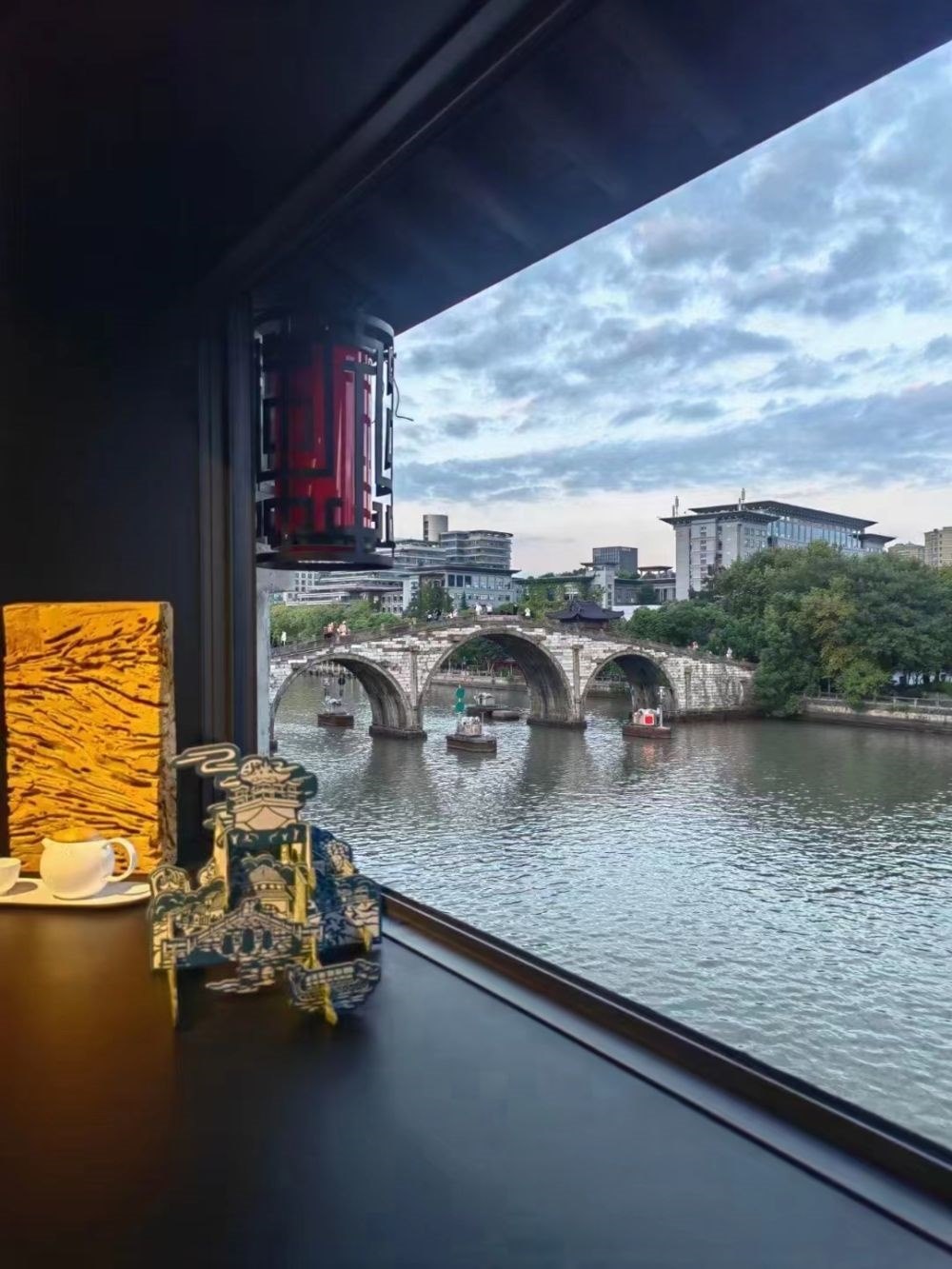 文創(chuàng)產(chǎn)品與拱宸橋。（受訪者供圖）