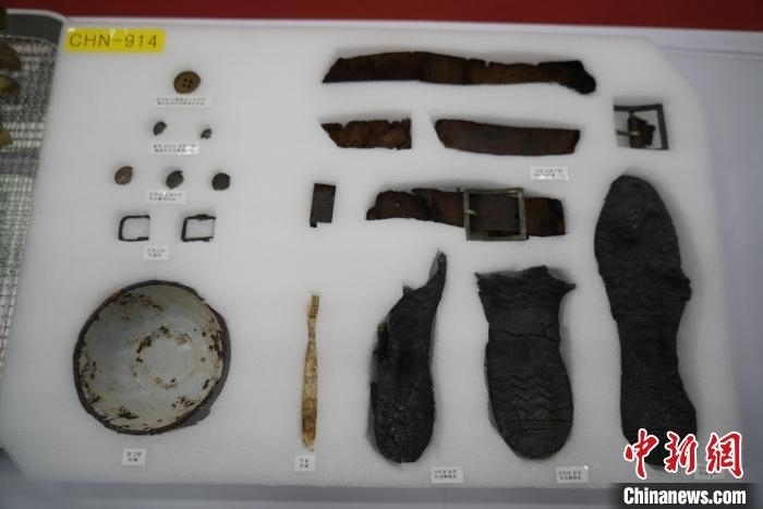 當?shù)貢r間11月22日上午，第十批在韓中國人民志愿軍烈士遺骸裝殮儀式在韓國舉行。圖為裝殮儀式現(xiàn)場拍攝的部分志愿軍烈士遺物。中新社記者劉旭 攝