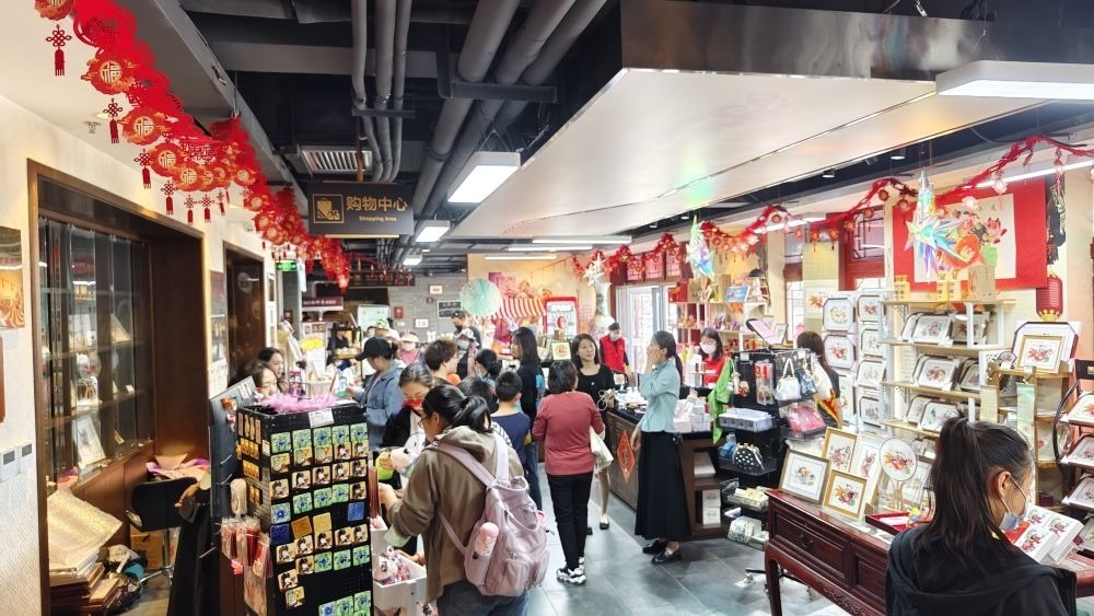 游客在天津市西青區(qū)楊柳青民俗文化館游覽。（新華社記者宋瑞 攝）