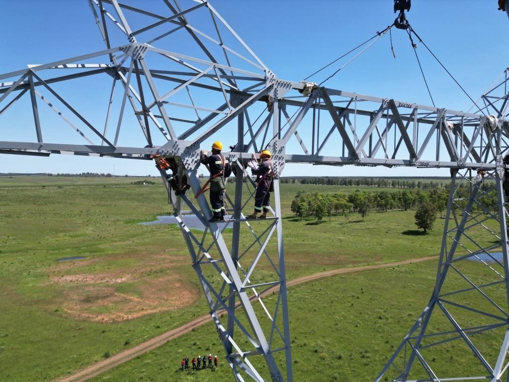 這是2023年11月15日拍攝的位于烏拉圭派桑杜省烏拉圭500千伏輸變電環(huán)網閉合項目施工現場。