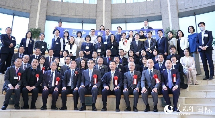 到場(chǎng)嘉賓與中國(guó)駐日本大使吳江浩合影留念。人民網(wǎng) 許可攝