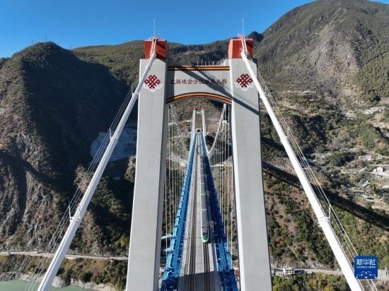 11月25日，列車通過麗香鐵路金沙江特大橋（無人機照片）。