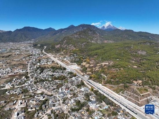 11月25日在麗江市境內(nèi)拍攝的即將開通的麗香鐵路（無人機照片）。