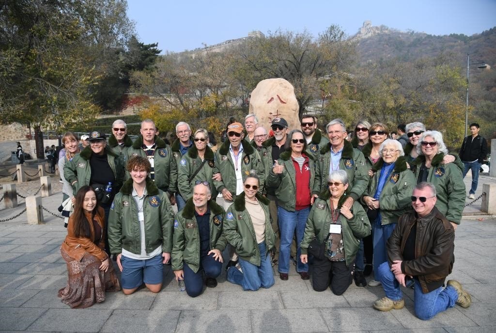 10月29日，飛虎隊(duì)老兵莫耶一行人在北京八達(dá)嶺長城合影留念。當(dāng)日，美中航空遺產(chǎn)基金會訪華代表團(tuán)成員陸續(xù)抵達(dá)北京。新華社記者任超攝