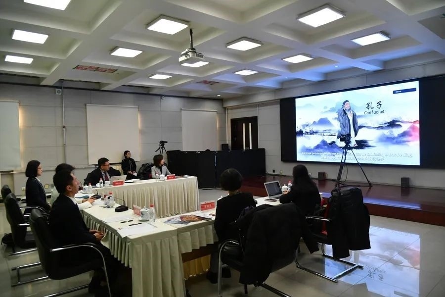 與會(huì)嘉賓觀看由美洲中心策劃制作的“一帶一路”主題視頻節(jié)目《習(xí)語(yǔ)用典——大道不孤 眾行致遠(yuǎn)》。