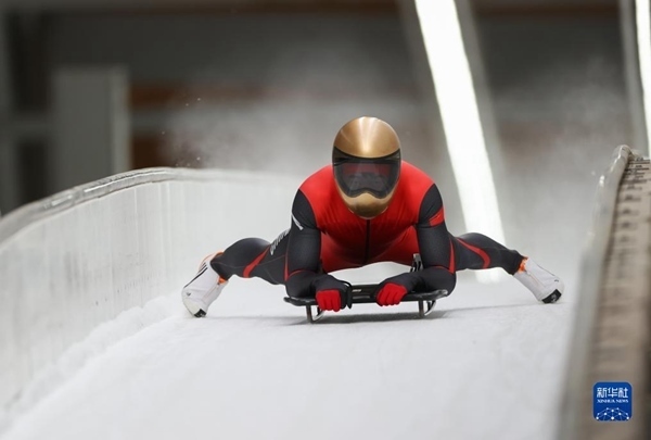 11月25日，天津隊選手閆文港在比賽中抵達終點。新華社記者 王楷焱 攝