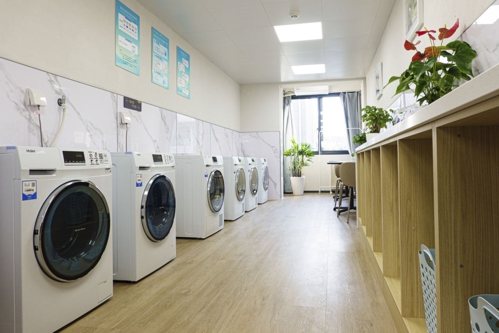 閔行區(qū)新時(shí)代城市建設(shè)者管理者之家的共享廚房和共享洗衣房。