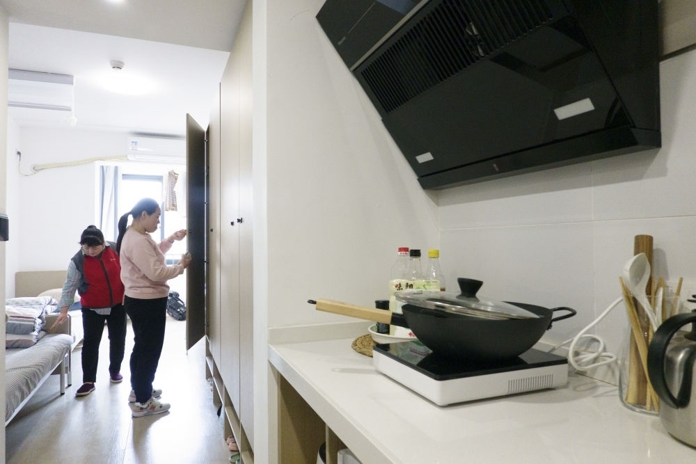 住戶(hù)在閔行區(qū)新時(shí)代城市建設(shè)者管理者之家收拾房間。