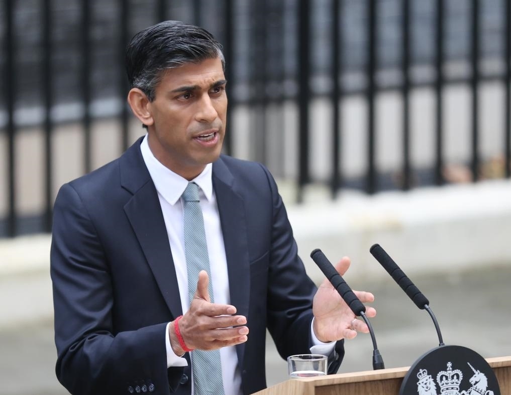 2022年10月25日，里?！ぬK納克在英國倫敦唐寧街10號首相府前發(fā)表講話。新華社記者李穎攝