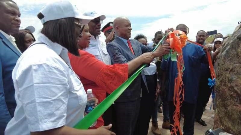 嘉賓為學(xué)校剪彩。主辦方供圖