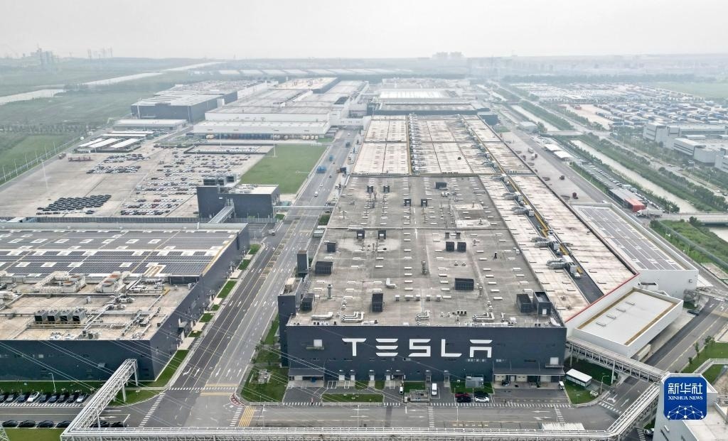 這是在中國(guó)（上海）自由貿(mào)易試驗(yàn)區(qū)臨港新片區(qū)拍攝的特斯拉上海超級(jí)工廠（2023年9月26日攝，無(wú)人機(jī)照片）。新華社記者 劉穎 攝