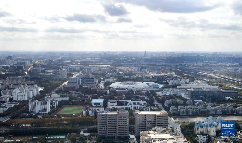 這是2023年11月25日在上海浦東新區(qū)張江科學(xué)城拍攝的形如鸚鵡螺的大科學(xué)裝置上海光源（中）（無(wú)人機(jī)照片）。新華社記者 方喆 攝