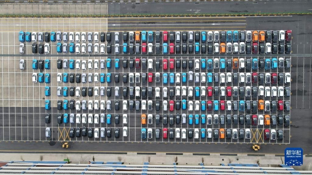 這是2023年7月9日在上海外高橋海通汽車碼頭拍攝的等待裝船運(yùn)往澳大利亞的上汽MG品牌汽車和新能源車（無(wú)人機(jī)照片）。新華社記者 方喆 攝