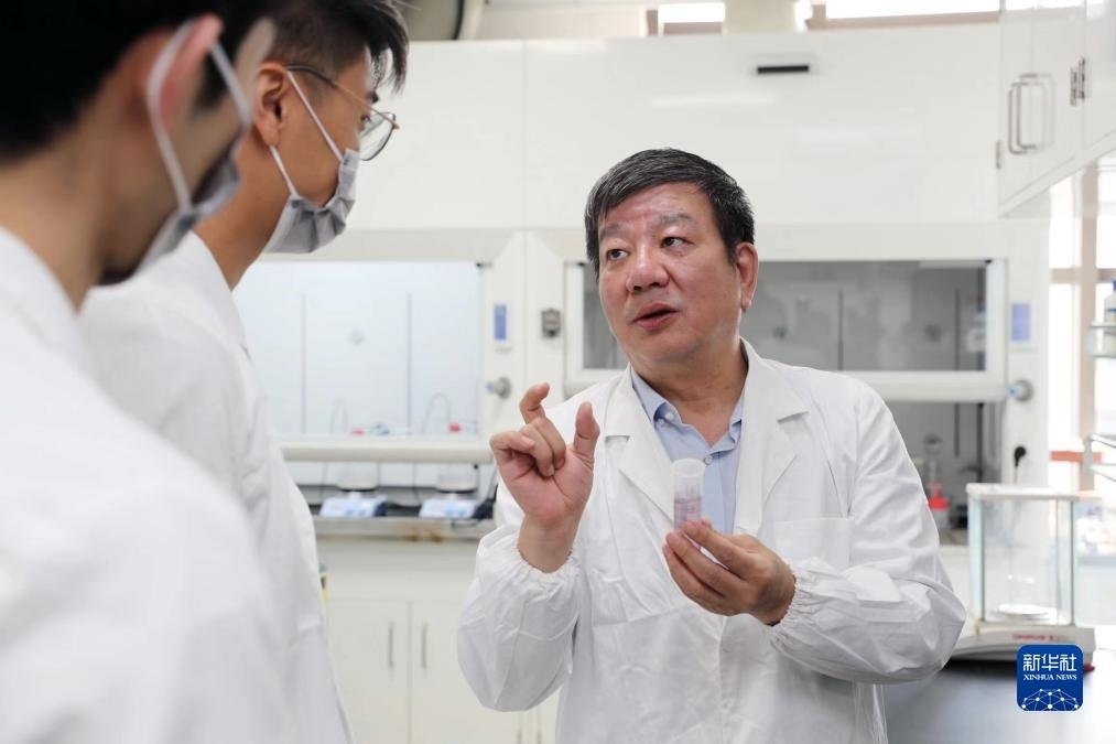 中國(guó)科學(xué)院院士、國(guó)家自然科學(xué)獎(jiǎng)一等獎(jiǎng)得主趙東元在復(fù)旦大學(xué)實(shí)驗(yàn)室里指導(dǎo)學(xué)生（2023年9月2日攝）。新華社記者 劉穎 攝