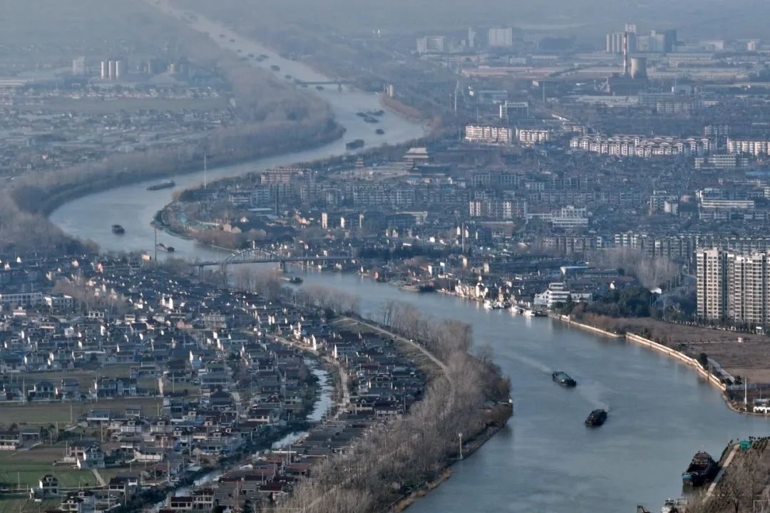 2月16日，貨船行駛在京杭大運(yùn)河江蘇寶應(yīng)段。新華社發(fā)（沈冬兵攝）