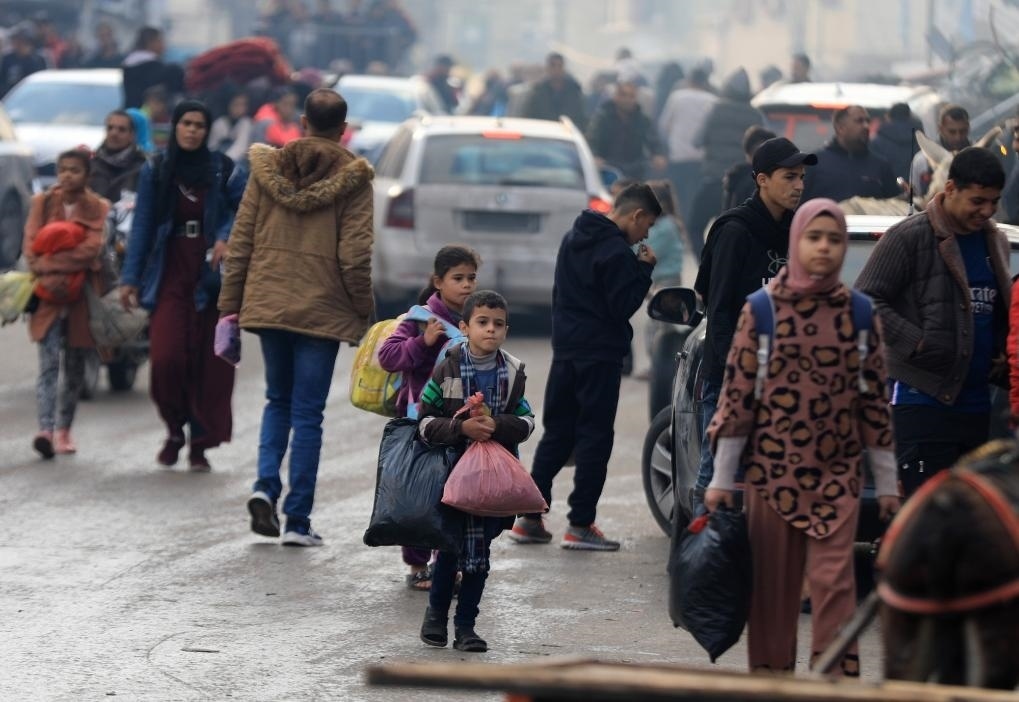 12月1日，在加沙地帶南部城市汗尤尼斯，人們在以軍恢復軍事行動后逃離家園。新華社發(fā)（亞西爾·庫迪攝）