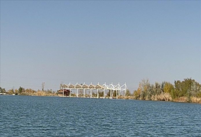 2023年11月1日，督察組拍攝到弱水花海景區(qū)建有人工湖及水上游樂設(shè)施。（中央第四生態(tài)環(huán)境保護(hù)督察組供圖）