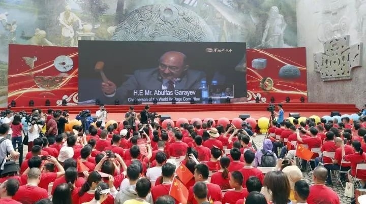 2019年7月6日，杭州市民揮舞國(guó)旗慶祝良渚古城遺址獲準(zhǔn)列入世界遺產(chǎn)名錄。記者 吳煌 倪雁強(qiáng) 攝