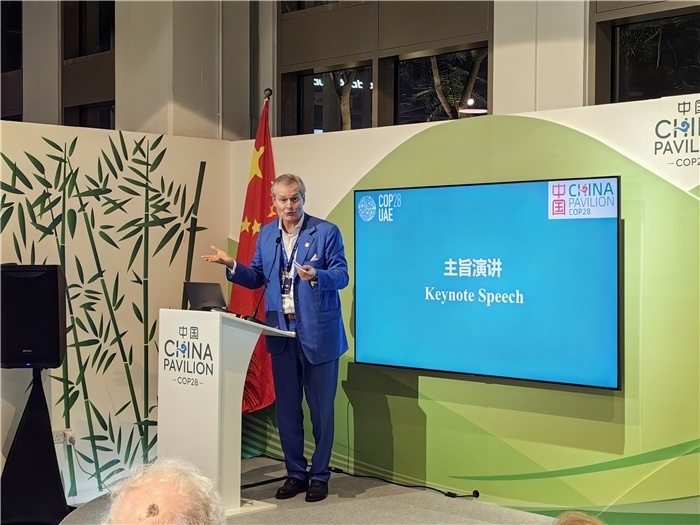 意大利都靈理工大學(xué)終身教授岡特·鮑利發(fā)言。COP28中國(guó)角供圖