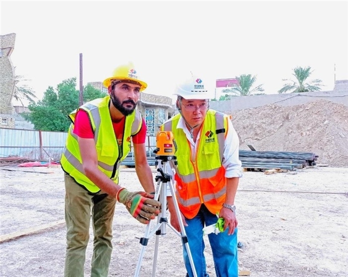中伊工人在施工中。中國電建供圖