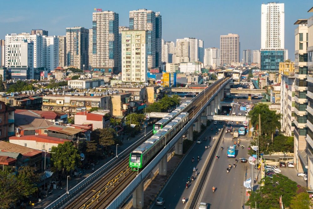 2021年12月1日，在越南首都河內(nèi)，列車在吉靈-河?xùn)|輕軌線上行駛。新華社發(fā)（中鐵六局河內(nèi)輕軌項(xiàng)目部供圖）