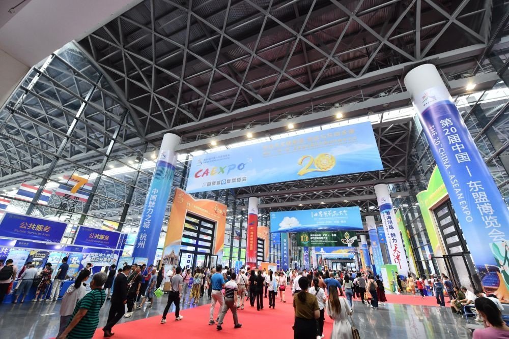 2023年9月18日，參觀者在第二十屆中國—東盟博覽會(huì)東盟商品展區(qū)選購商品。新華社記者 黃孝邦 攝