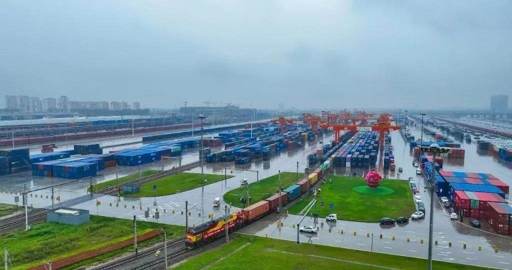 △2023年9月28日，中歐班列長(zhǎng)安號(hào)第20000列從陜西西安國際港站開出。