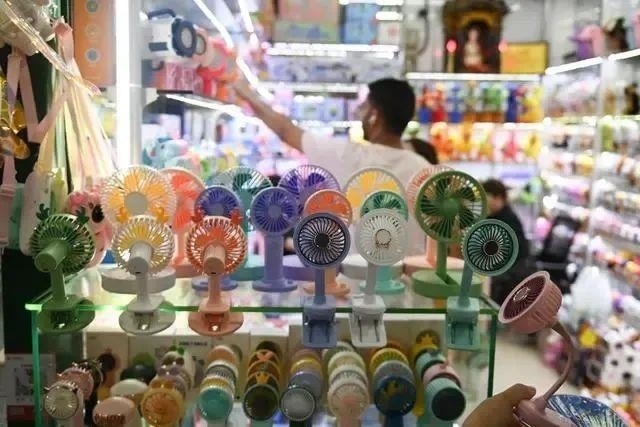 △近期，客商在浙江義烏國際商貿(mào)城采購商品。